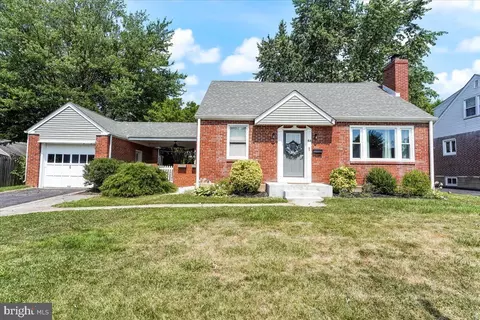 44 S Malin Rd, Broomall, PA 19008