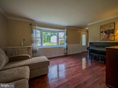 Living - 4012 Washington Dr, Ogden, PA 19061 photo 2 of 5