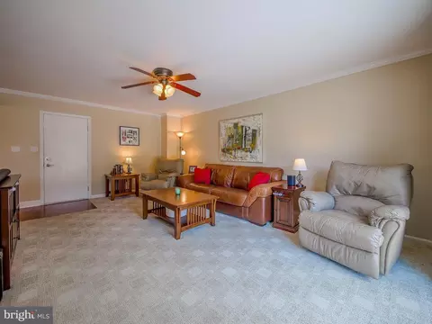 Living - 4012 Washington Dr, Ogden, PA 19061 photo 4 of 5