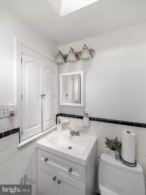 Bath - 232 Sherbrook Blvd, Upper Darby, PA 19082 photo 2 of 3