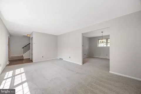Living - 13 Winding Way, Ogden, PA 19061 photo 2 of 6