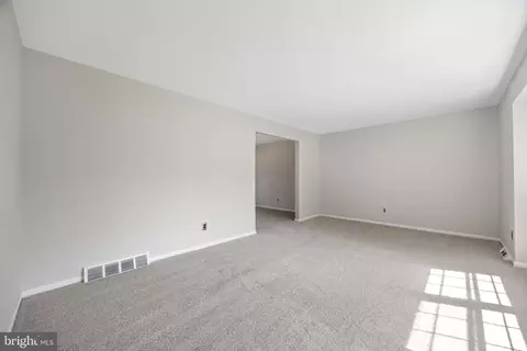 Living - 13 Winding Way, Ogden, PA 19061 photo 3 of 6
