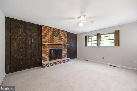 Living - 13 Winding Way, Ogden, PA 19061 photo 5 of 6