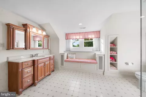 Bath - 339 Louella Ave, Wayne, PA 19087 photo 5 of 6