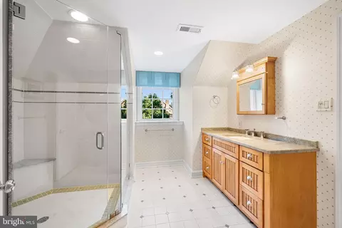 Bath - 339 Louella Ave, Wayne, PA 19087 photo 3 of 6