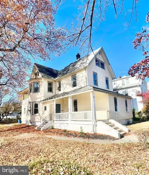 902 W Park Sq, Prospect Park, PA 19076