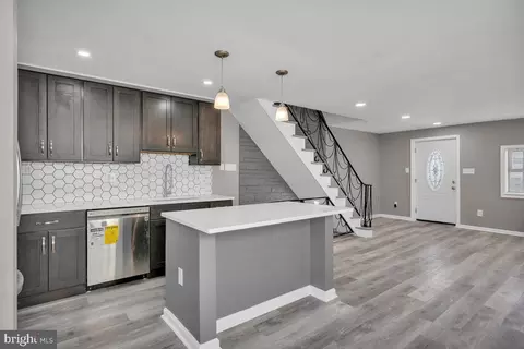 Entry Way - 7039 Clover Ln, Upper Darby, PA 19082 photo 3 of 8