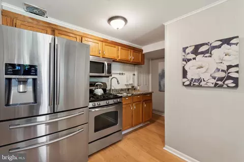 Entry Way - 1530 Summit St, Marcus Hook, PA 19061 photo 1 of 3