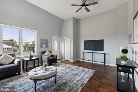 Living - 1530 Summit St, Marcus Hook, PA 19061 photo 3 of 6