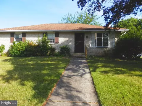 7 Cathy Ln, Aston, PA 19014