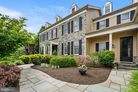 2 Pin Oak Dr, Chadds Ford, PA 19317
