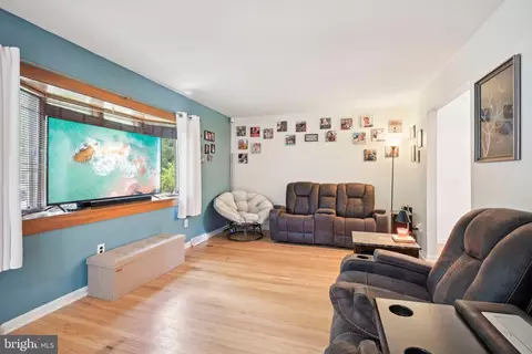 Entry Way - 4450 Pilgrim Ln, Boothwyn, PA 19061 photo 3 of 5
