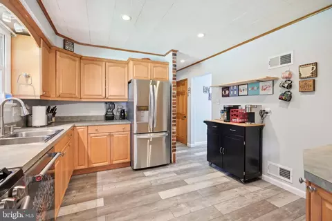 Entry Way - 4450 Pilgrim Ln, Boothwyn, PA 19061 photo 4 of 5