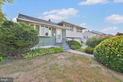 3574 Swiftwater Ln, Brookhaven, PA 19015