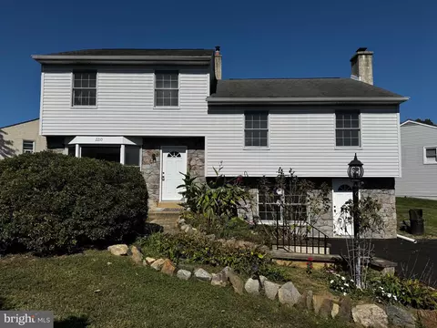 2210 E Helms Mnr, Ogden, PA 19061