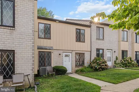 5200 Hilltop Dr #J16, Brookhaven, PA 19015