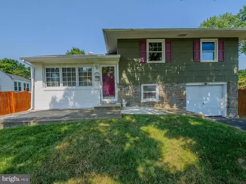 1121 Brookwood Ln, Secane, PA 19018