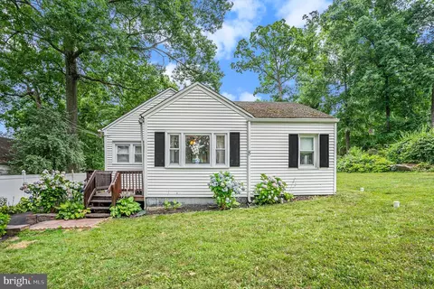 8 Chestnut Rd, Newtown Square, PA 19073