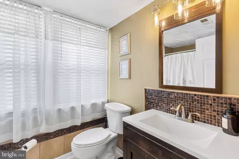 Bath - 413 Netherwood Rd, Upper Darby, PA 19082 photo 1 of 1
