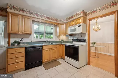 Kitchen - 417 Pinecrest Rd, Springfield, PA 19064 photo 2 of 3
