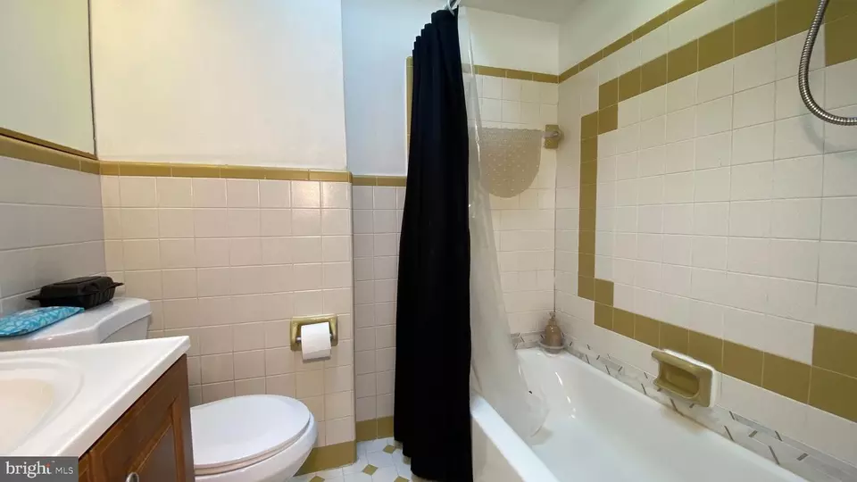 Bath - 1094 Hopkins Ave, Glenolden, PA 19036 photo 1 of 1