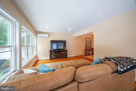 Living - 8 Devon Ln, Media, PA 19063 photo 3 of 5