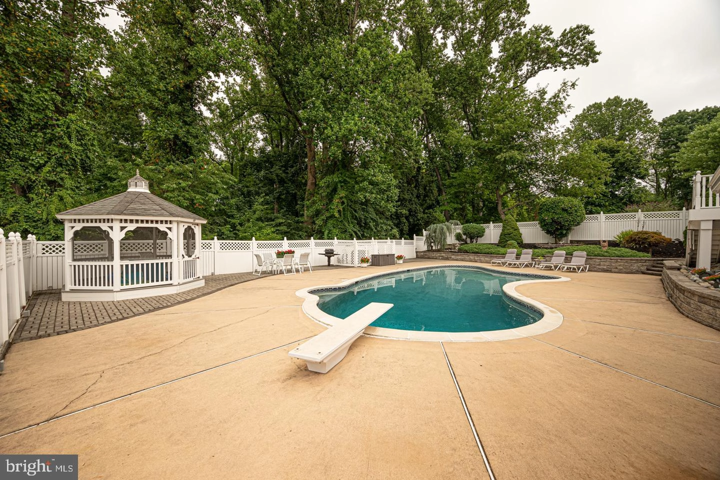 Exterior - 8 Devon Ln, Media, PA 19063 photo 13 of 18
