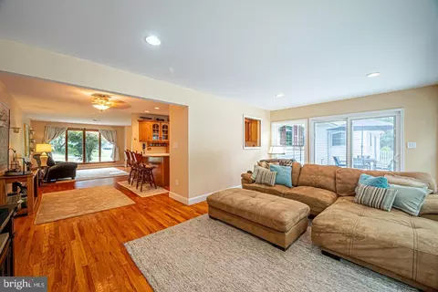 Living - 8 Devon Ln, Media, PA 19063 photo 2 of 5