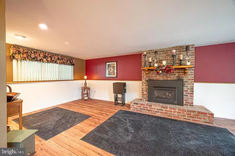 Living - 8 Devon Ln, Media, PA 19063 photo 4 of 5