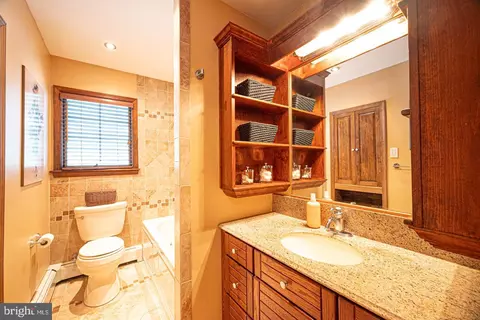 Bath - 8 Devon Ln, Media, PA 19063 photo 1 of 6