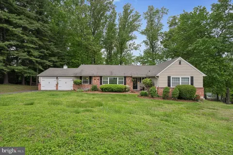 206 Fawnhill Rd, Broomall, PA 19008