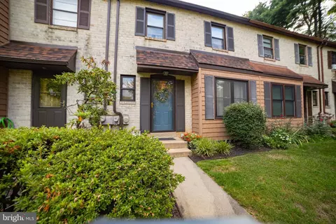 32 Bishop Dr, Aston, PA 19014