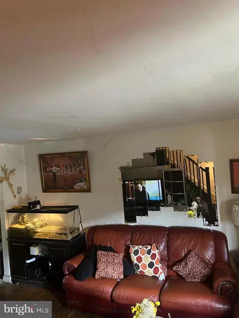 Entry Way - 573 Snowden Rd, Upper Darby, PA 19082 photo 2 of 3