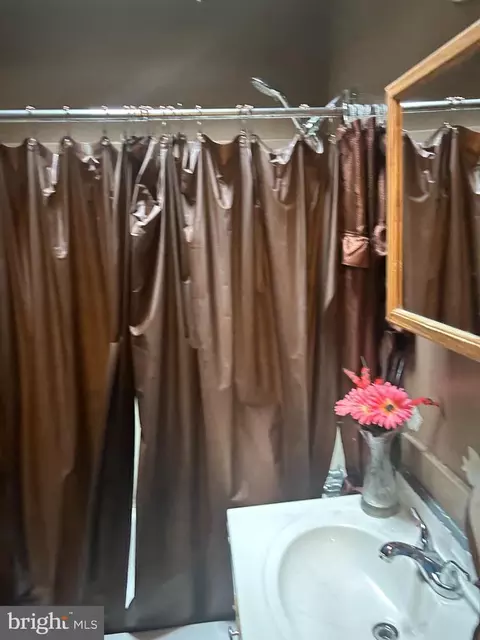 Bath - 573 Snowden Rd, Upper Darby, PA 19082 photo 1 of 1