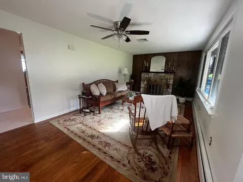 Living - 2867 Larkin Rd, Ogden, PA 19061 photo 2 of 3