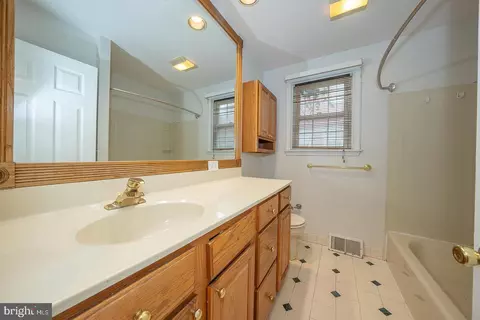 Bath - 427 Wayne Ave, Springfield, PA 19064 photo 1 of 5