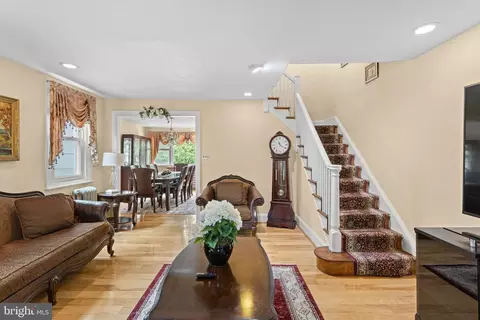 Entry Way - 7527 Parkview Rd, Upper Darby, PA 19082 photo 1 of 7