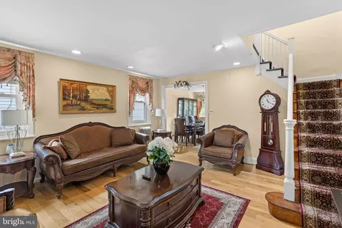 Entry Way - 7527 Parkview Rd, Upper Darby, PA 19082 photo 2 of 7