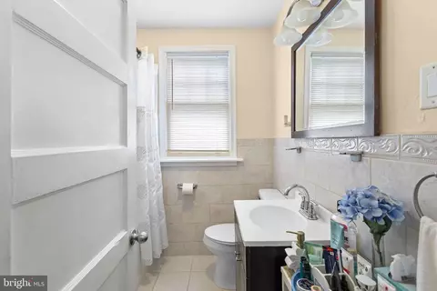 Entry Way - 7527 Parkview Rd, Upper Darby, PA 19082 photo 6 of 7