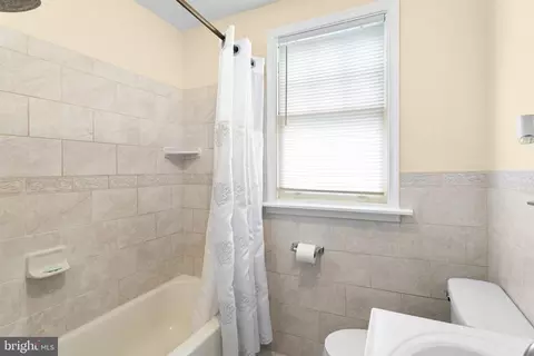 Bath - 7527 Parkview Rd, Upper Darby, PA 19082 photo 2 of 2