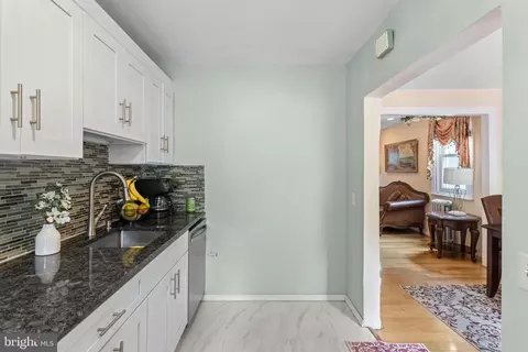 Entry Way - 7527 Parkview Rd, Upper Darby, PA 19082 photo 3 of 7