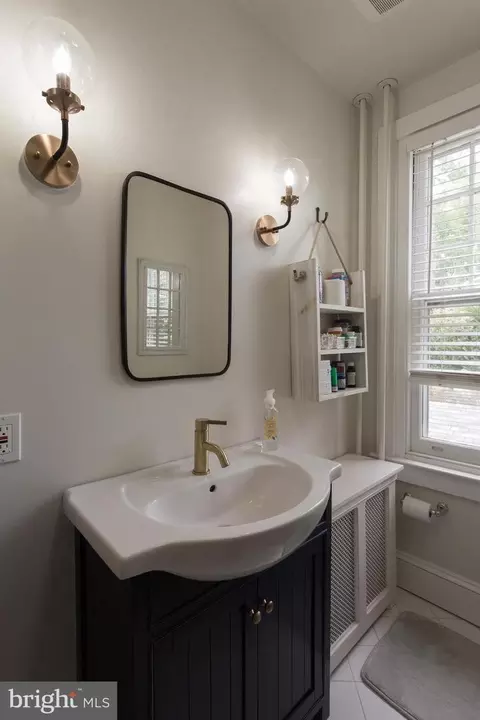 Bath - 138 Chamounix Rd, Wayne, PA 19087 photo 3 of 4