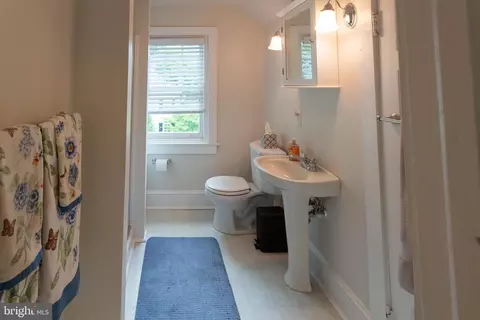 Bath - 138 Chamounix Rd, Wayne, PA 19087 photo 4 of 4