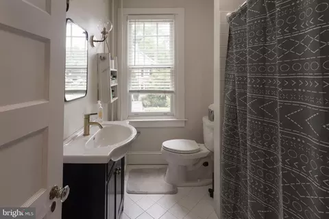 Bath - 138 Chamounix Rd, Wayne, PA 19087 photo 2 of 4