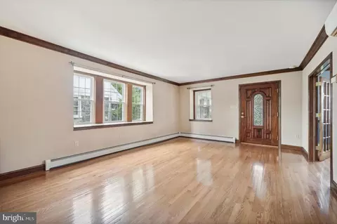 Living - 7108 Wayne Ave, Upper Darby, PA 19082 photo 3 of 4