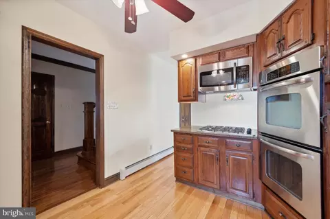 Entry Way - 7108 Wayne Ave, Upper Darby, PA 19082 photo 2 of 5