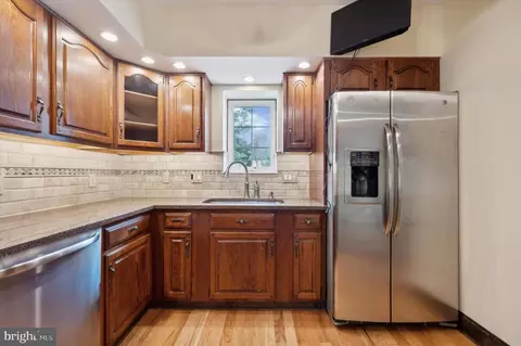 Entry Way - 7108 Wayne Ave, Upper Darby, PA 19082 photo 1 of 5