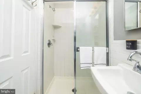 Bath - 516 Arbordale Rd, Wayne, PA 19087 photo 3 of 5