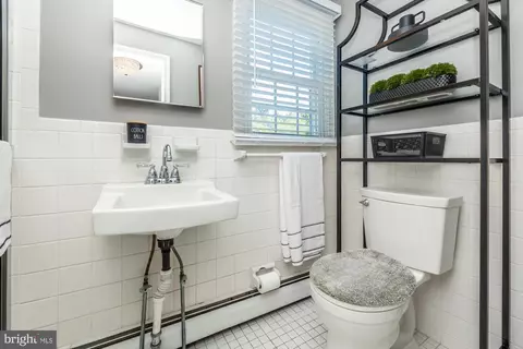 Bath - 516 Arbordale Rd, Wayne, PA 19087 photo 2 of 5