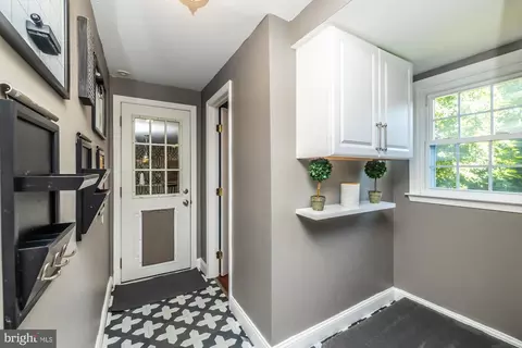 Entry Way - 516 Arbordale Rd, Wayne, PA 19087 photo 3 of 4
